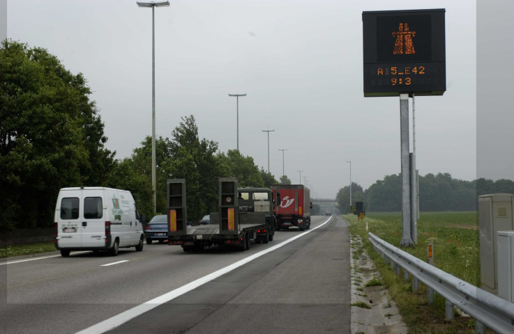 Fernelmont. Franc-Warêt. Camions sur l'autoroute E42.
