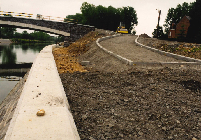 Merbes-le-Château. Phase de finition des abords du pont-route sur la Haute-Sambre. Asphaltage.