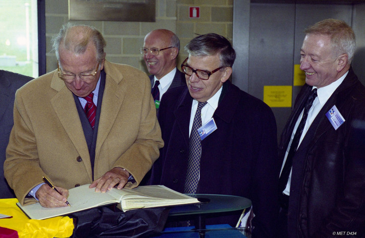Signature du livre d'or par Sa Majesté le Roi.