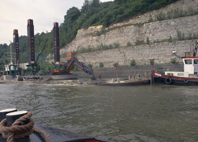 Lanaye. Phase 3 (sous-eau) de l'étanchéisation du fond du Canal Albert.