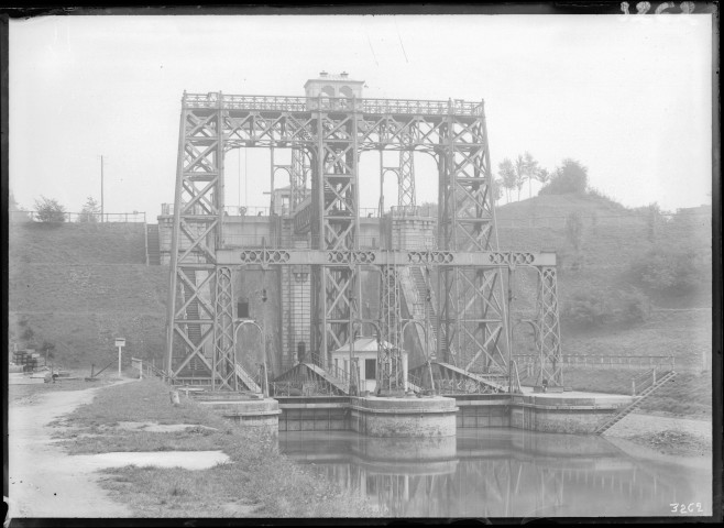 Strépy-Bracquegnies. Ascenseur n° 3 sur le Canal du Centre.