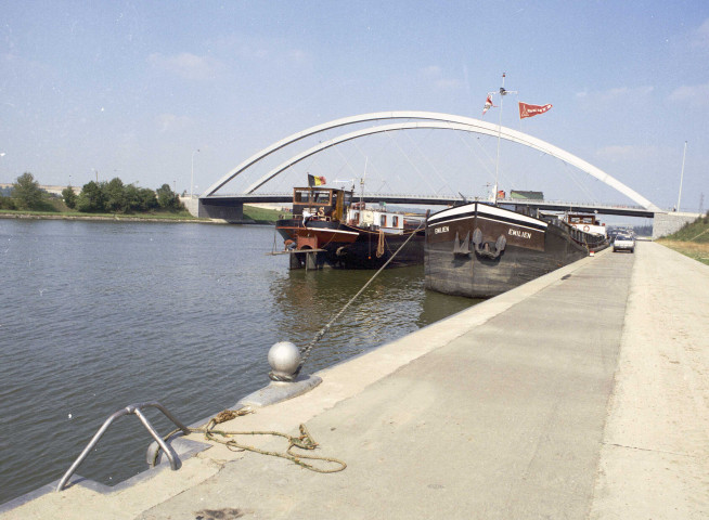 Haccourt. Pont sur le Canal Albert.