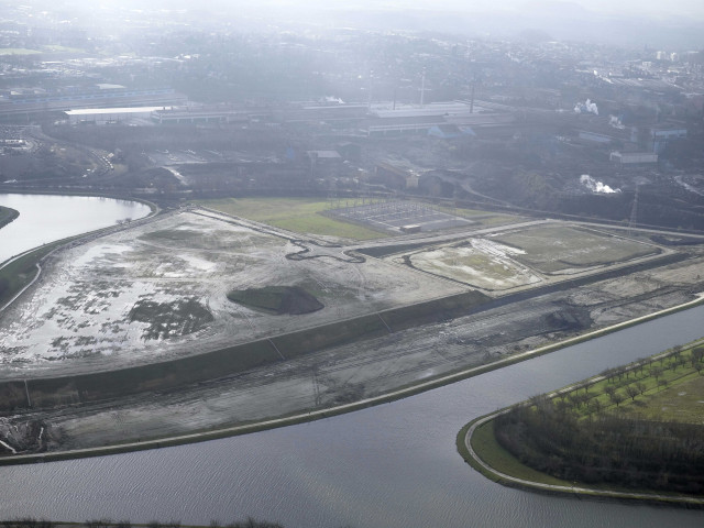 La Louvière. Vues aériennes du canal du Centre.