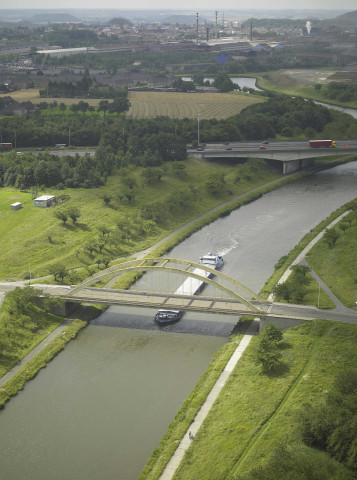 Braine-le-Comte (Ronquières) et Mons (Havré). Havré. Vues aériennes du canal du Centre.