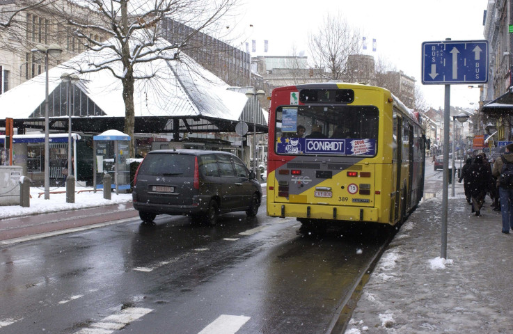 Verviers. Crapaurue. Espace réservé aux bus et taxis.
