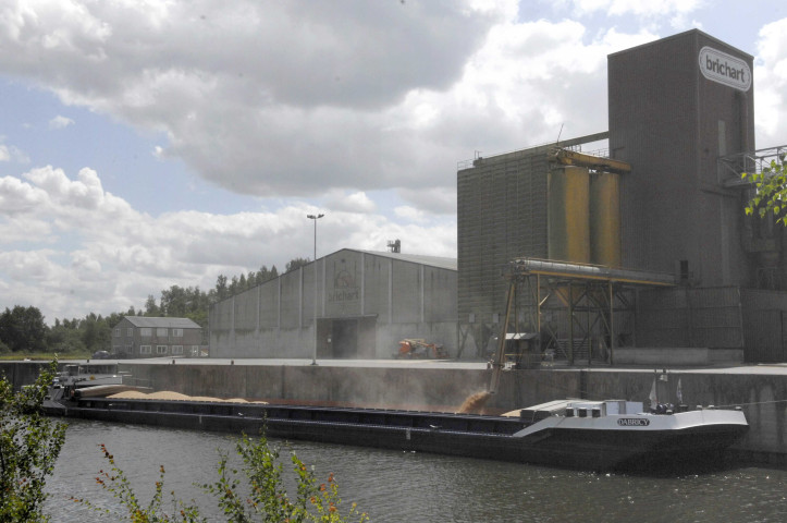 Jemeppe-sur-Sambre. Entreprises et activités sur la Sambre. Port multimodal.