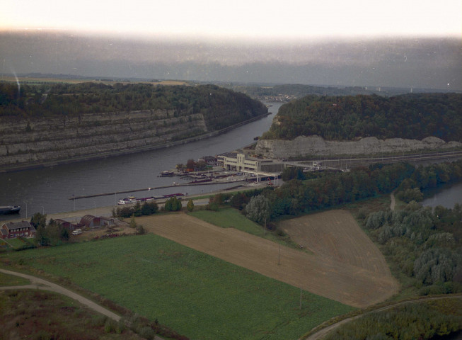 Lanaye. Écluses, pont et paysages des environs.