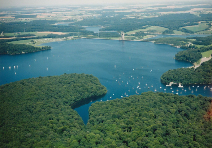 Froidchapelle. Lac de la Plate-Taille.