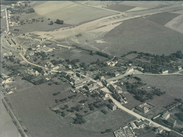 Vue aérienne de Daussoulx pendant la construction de l'autoroute.