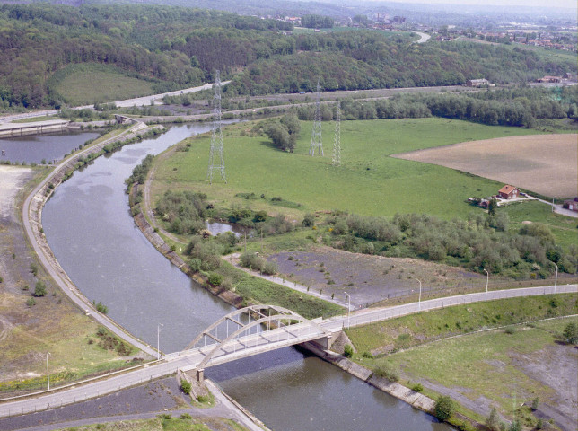 Farciennes. Zone portuaire de Bonne Espérance et pont de Tergnée.