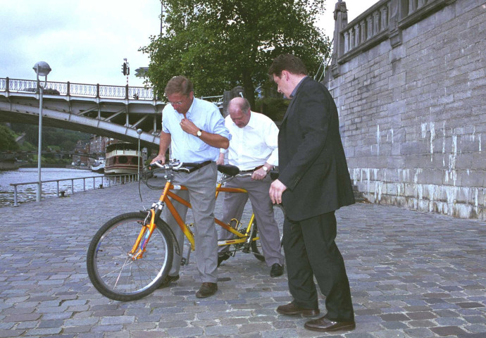 Namur. Semaine de la mobilité. Monsieur le ministre sur un tandem.