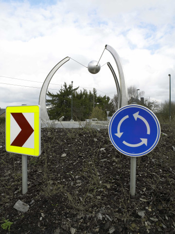 Aubange. Giratoire "Pôle européen de développement". Sphère en métal.