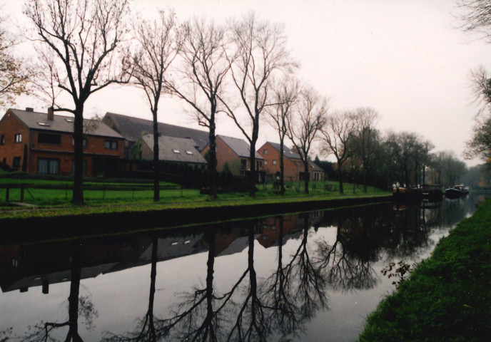 La Louvière. Houdeng-Goegnies. Arrière des maisons de la rue Tout-Y-Faut sur le canal du centre à 300 tonnes.