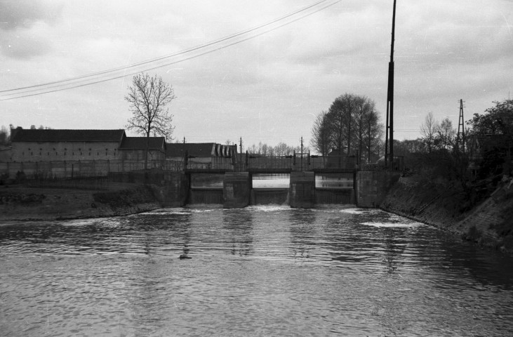 Labuissière. Barrage sur La Sambre.