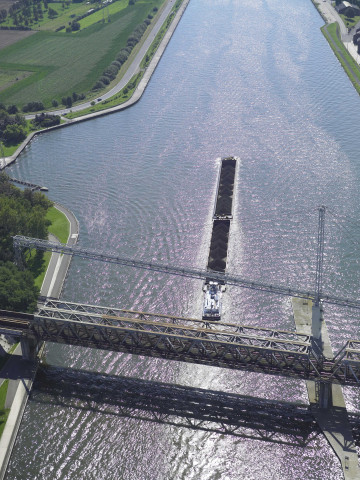 Oupeye. Haccourt. Canal Albert. Port autonome de Liège. Vues aériennes.