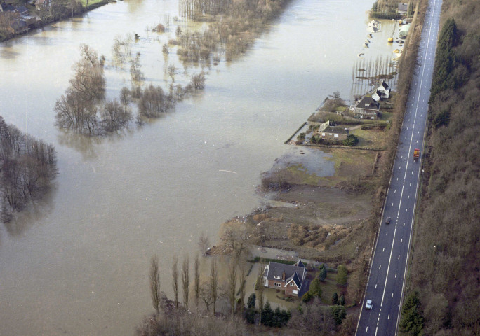 Rivière à Anhée. La Meuse en crue.