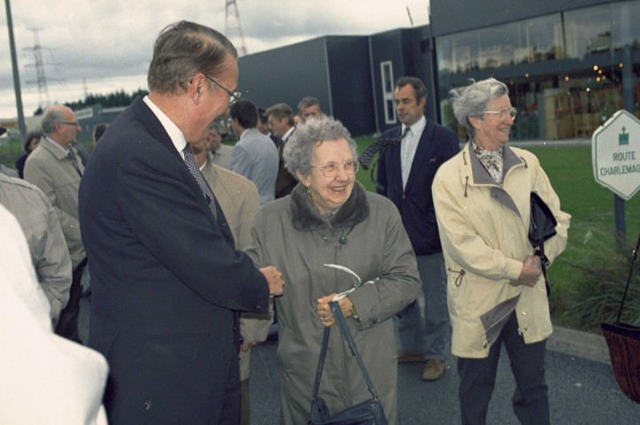 Neupré. Inauguration par Jean-Pierre Grafé, ministre des Travaux publics, de divers aménagements routiers entre les carrefours des 7 Fawes et du Chêne Madame.