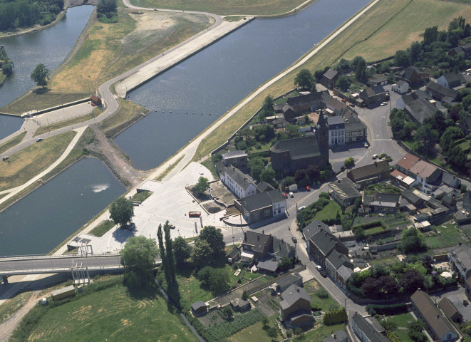 Thieu. Ancien canal, ancienne écluse, place Hardat et aire d'autoroute.