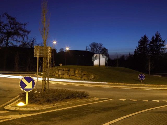 Ciney. Giratoire. "Les Bovidés", allée des Abattoirs. Vue de nuit.