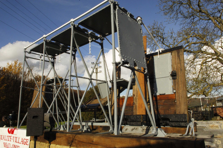 Hastière. Ecluse. Exposition sur les transports fluviaux. Inauguration d'une aire d'interprétation.