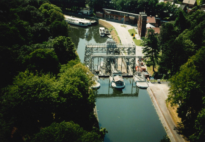 Le Roeulx. Thieu. Ascenseur n°4 et canal du Centre.