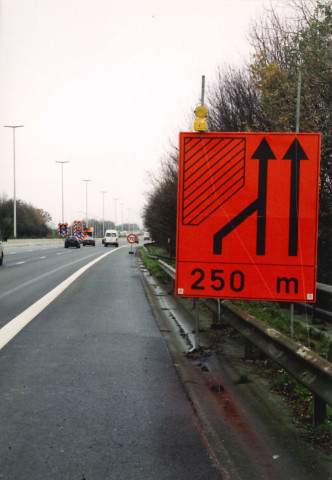 Saint-Georges-sur-Meuse. E42. Signalisations autoroutières de préavis de chantier. Chantier mobile.
