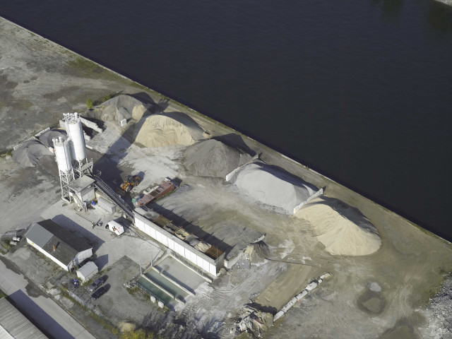 Huy. Tihange. Vues aériennes de la Meuse. Port.