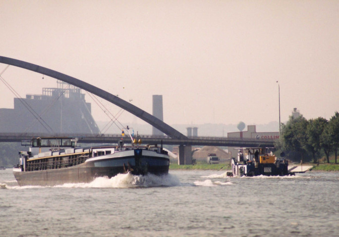 Oupeye. Hermalle-sous-Argenteau. Infrastructures et activités de la Meuse.