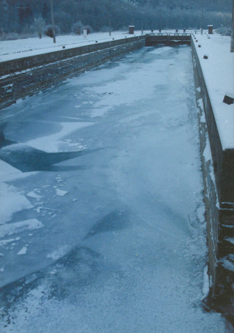 Hastière. La Meuse sous glace.