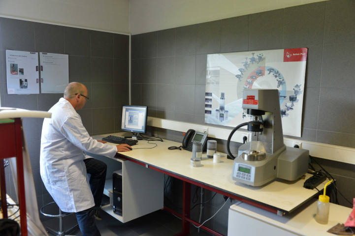 Nivelles. Régie des routes. Laboratoire d'analyse.