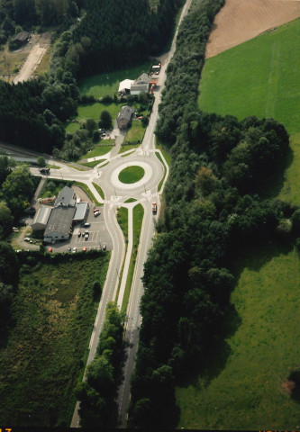 Erezée. RN 841-807. Rue des combattants. Giratoire.