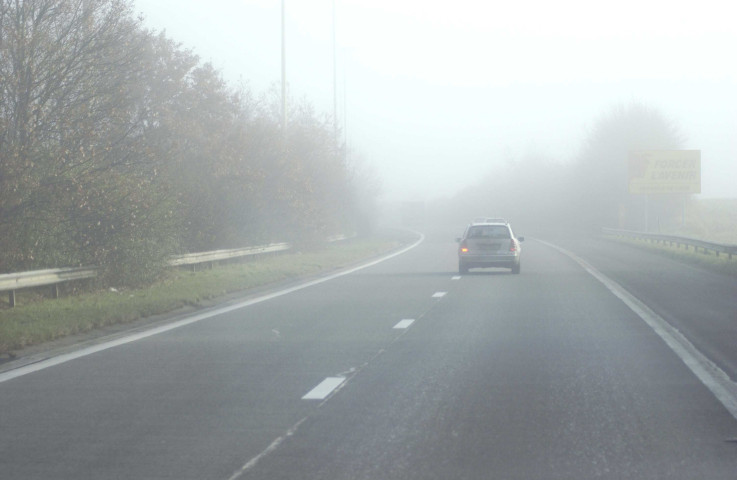 Fernelmont. Hingeon. E 42. (sens Namur vers Liège). Brouillard.