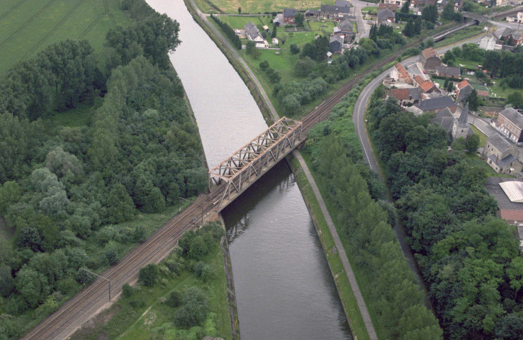 Floreffe. Ponts-rails de Franière, d'Amptia, de Floreffe et de la SNCB (ligne Namur-Charleroi) ; ponts-routes de Soye et de Floreffe village ; écluse ; bassins de virement de Franière et de dépôt de dragage de Floriffoux ; micro-centrale électrique et écluse de Floriffoux.