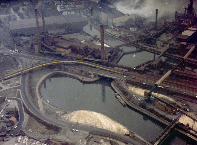 Charleroi. Glaçons sur le Canal du Centre, Charleroi.