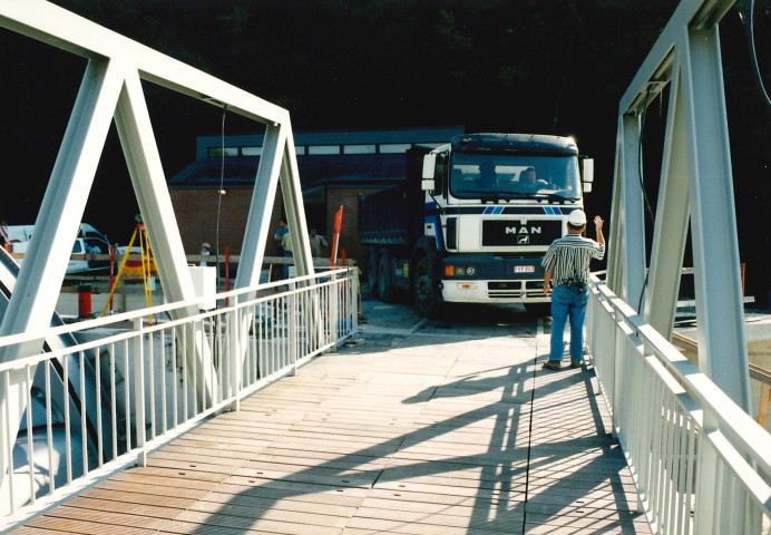 Hastière. Mise en charge de la passerelle du barrage-écluse n°1 sur la Haute-Meuse.