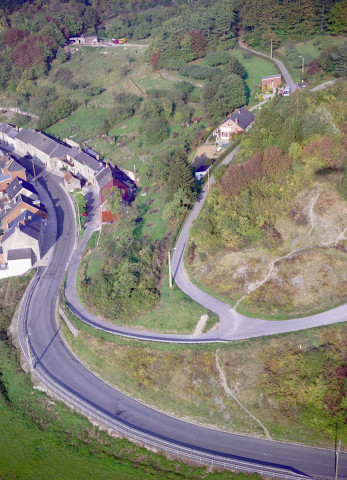 Route d'accès en venant d'Olloy-sur-Viroin.