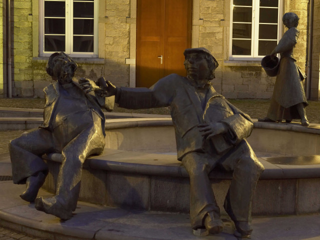 Viroinval. Treignes. Giratoire. "Arthur Masson". Vue de nuit.