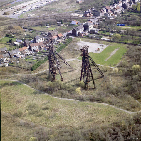 Charleroi. Couillet. "les Pèchons". Anciens châssis à molettes des charbonnages de Monceau-Fontaine (puits n°25).
