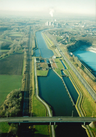 Mons. Havré. Ecluse sur le canal du Centre.