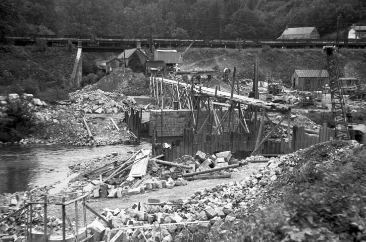 Gendron-Celles. Reconstruction du pont sur la Lesse.