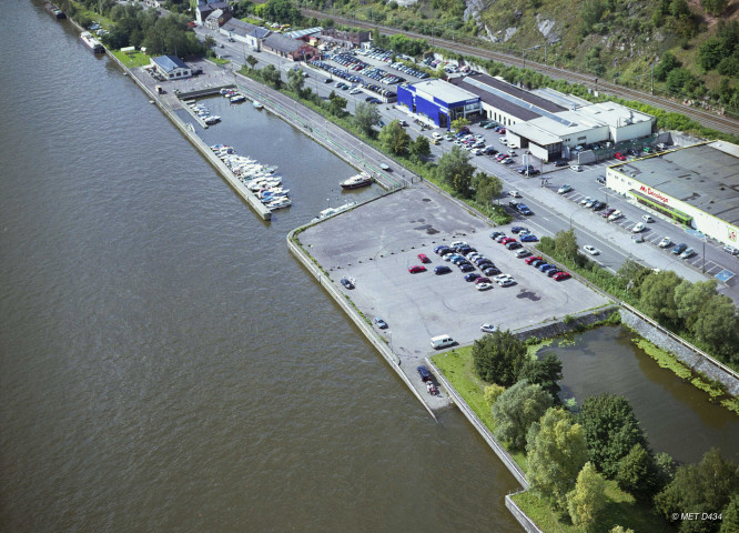 Huy. Tihange. Port de plaisance de Corphalie.