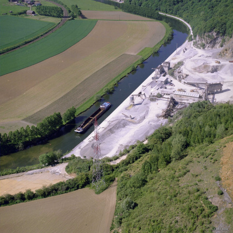 Vues aériennes de la Sambre et de la ligne SNCB 130A entre Charleroi et Erquelinnes.