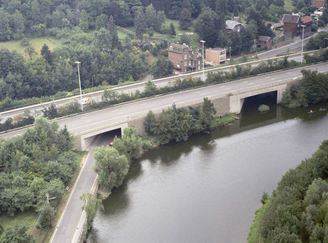 Angleur. Ponts d'autoroute au-dessus de la sortie en aval du biez des laminoirs Deflandre.