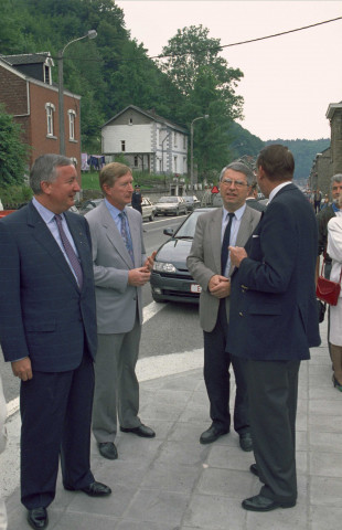 Comblain-au-Pont. Inauguration de la rue d'Aywaille par Jean-Pierre Grafé, ministre des Travaux publics, et C. Tahat, bourgmestre de Comblain-au-Pont.