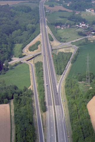 Court-Saint-Étienne. Pont sur la RN25.