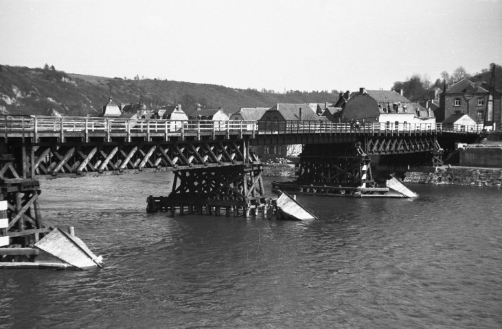 Hastière. Pont provisoire sur la Meuse.