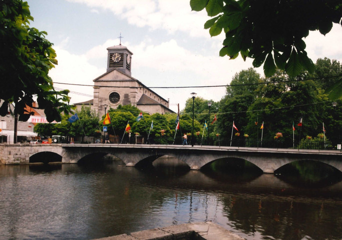 Viroinval. Nismes. Eglise Saint- Lambert (VXIII). Photos du village et de l'Eau Noire.