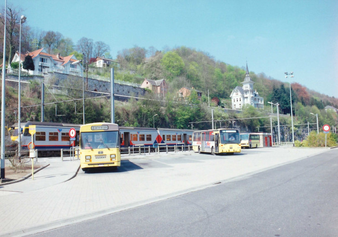 Dinant. Gare SNCB et gare des bus.