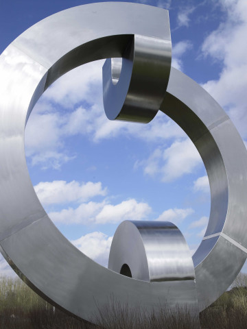 Marche-en-Famenne. Giratoire "du Carmel". Anneau en acier inox.