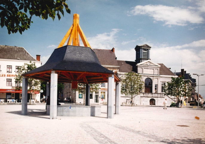 Philippeville. Place d'armes après rénovation. Vieux puits. Rue de France.